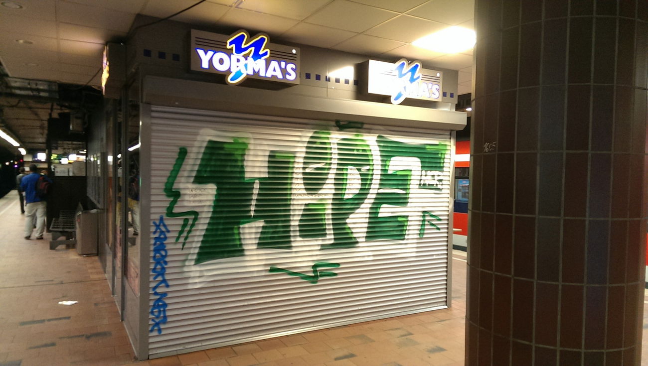 Graffiti Bombing in Hamburg - Photo by moschek - Hipe, hsr (2016)