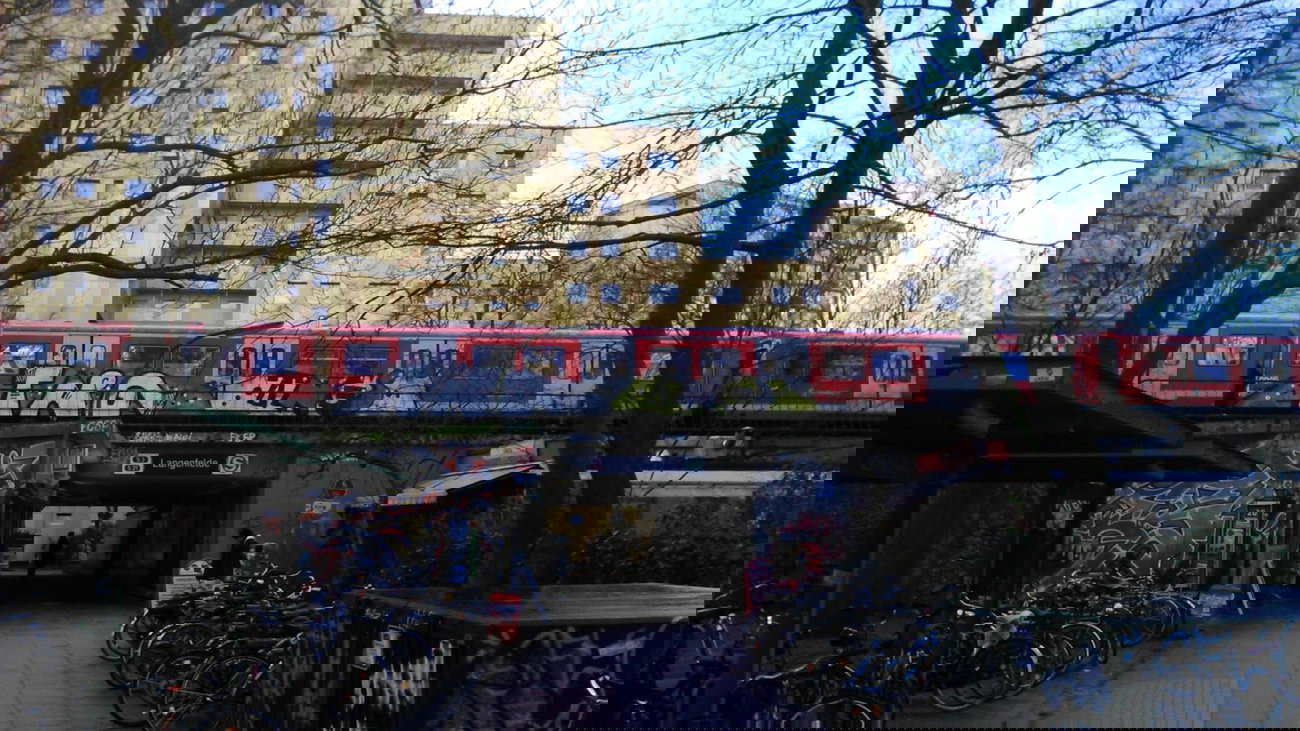 Graffiti Train - Photo by moschek - tng (2015)