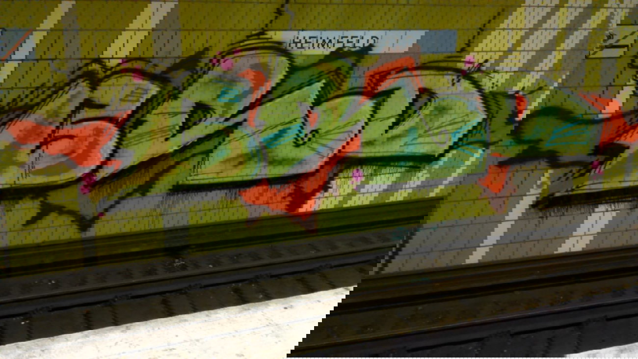 Graffiti Bombing in Hamburg - Photo by moschek - brd (2015)