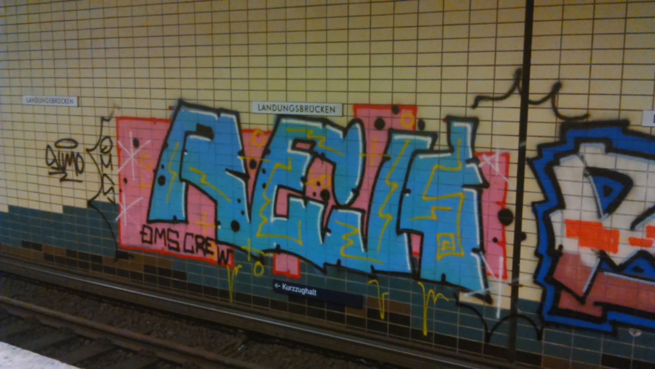 Graffiti Bombing in Hamburg  - Photo by moschek - Reik, qms (2015)