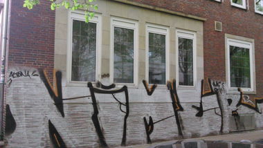 Graffiti Bombing in Hamburg - Photo by moschek - nimer (2015)