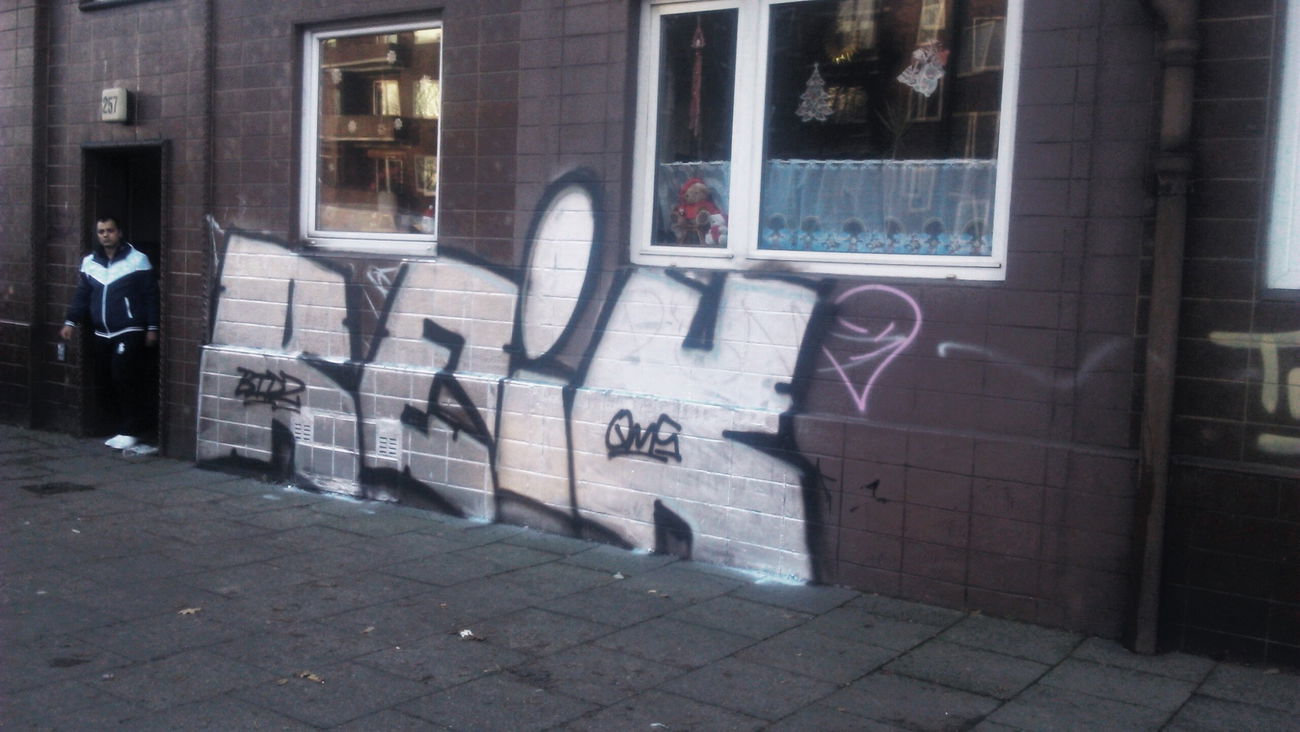 Graffiti Bombing in Hamburg  - Photo by moschek - Reik, qms (2015)