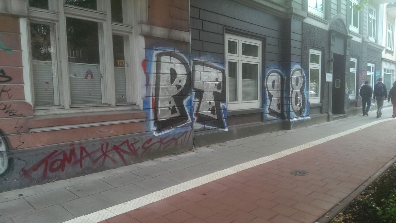 Graffiti Bombing in Hamburg - Photo by moschek - Pt98 (2016)