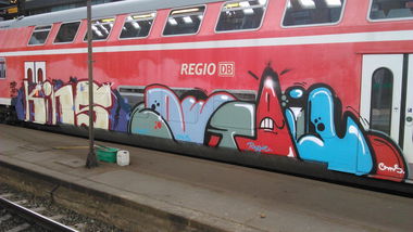 Graffiti Train in Wohnort - Photo by moschek - kins, detail, gms