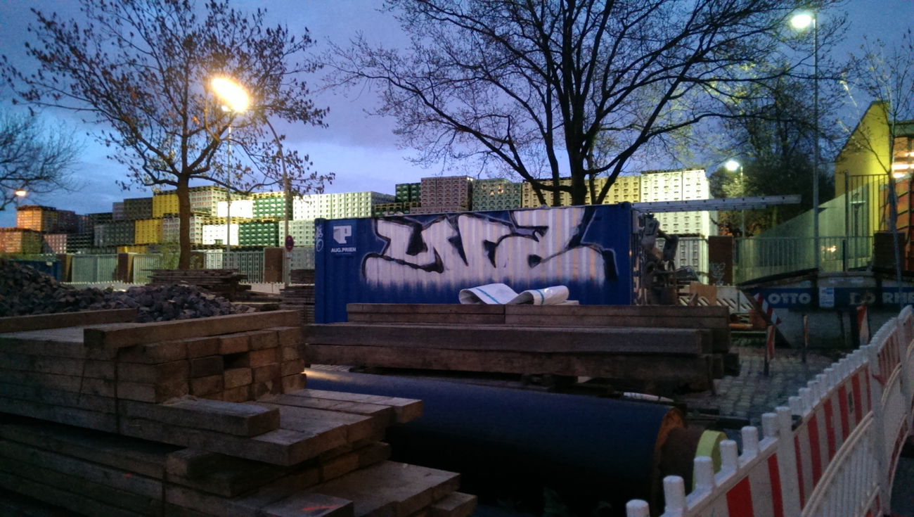 Graffiti Bombing in Hamburg - Photo by moschek - Yrz (2015)