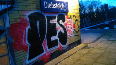 Graffiti Bombing - Photo by moschek - pes (2015)
