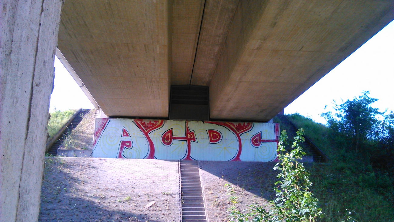 Graffiti Bombing in Bitte warten... - Photo by moschek - Acdc