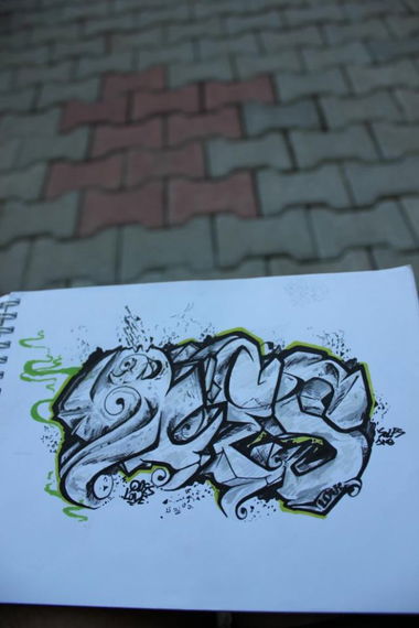 Graffiti Sketch - Photo by movestedy - ques (2012)
