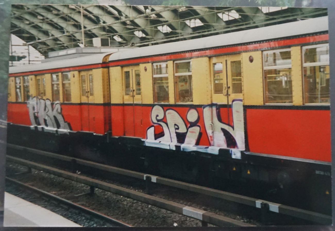 Graffiti Train in Berlin - Photo by mttlfngr - spin, pkk