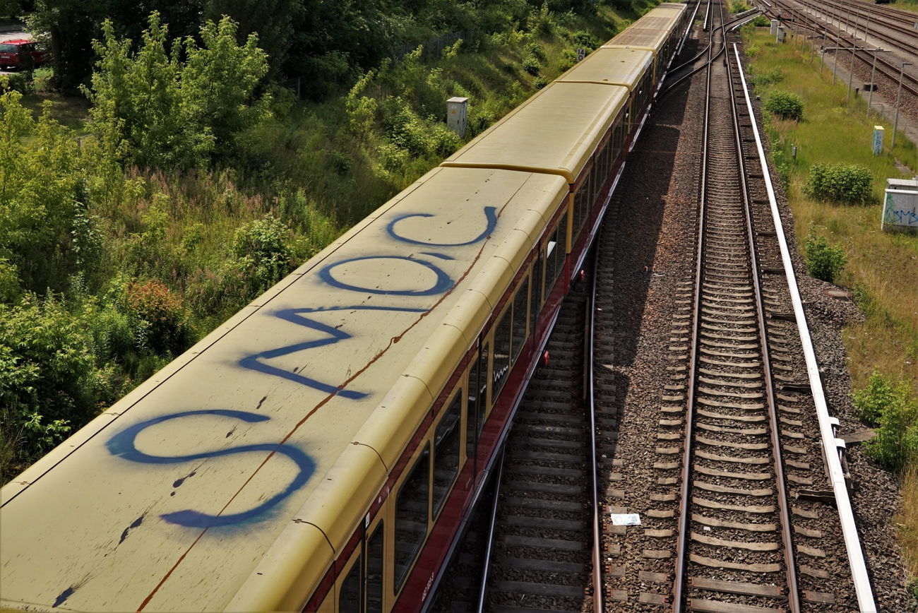 Graffiti Train in Berlin - Photo by mttlfngr - smoc, smo.c, dh