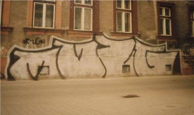 Graffiti Wall - Photo by muzg (2002)