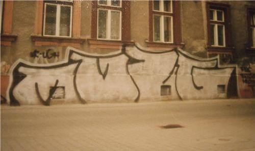 Graffiti Wall - Photo by muzg (2002)