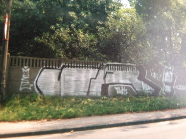 Graffiti Bombing - Photo by muzg (2001)