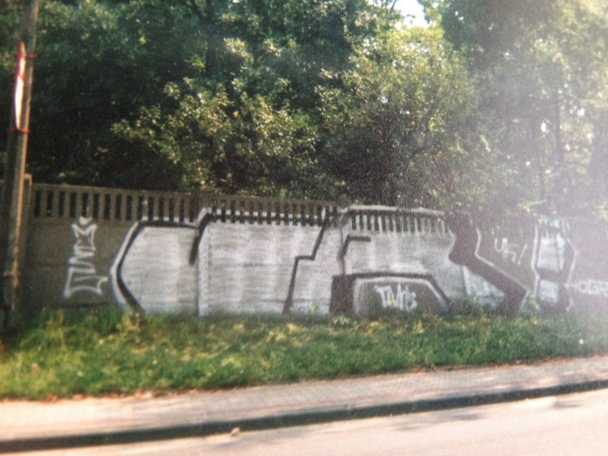 Graffiti Bombing - Photo by muzg (2001)