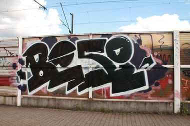 Graffiti Bombing - Photo by myGuns - besik (2013)