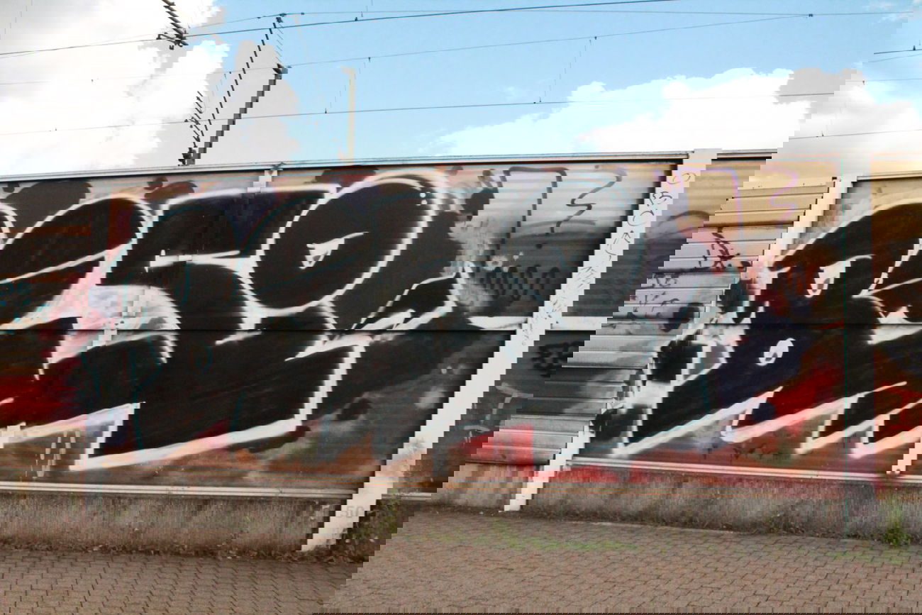 Graffiti Bombing - Photo by myGuns - besik (2013)