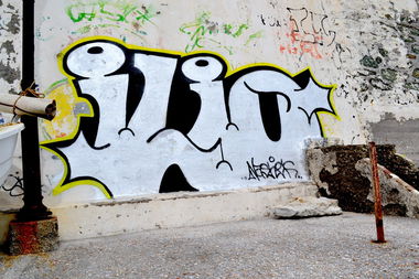 Graffiti Bombing in Ermoupoli - Photo by nashek - nashek, ilio (2013)