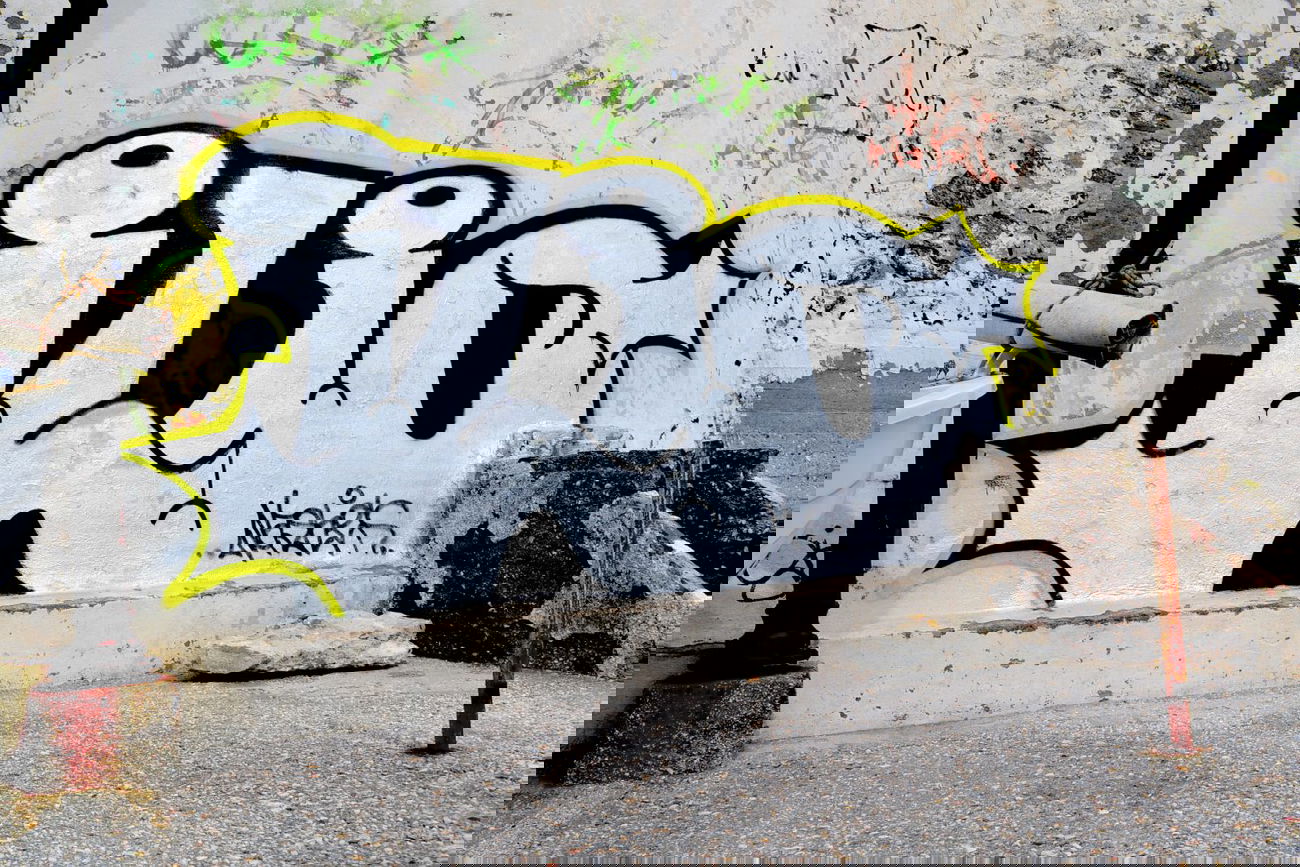 Graffiti Bombing in Ermoupoli - Photo by nashek - nashek, ilio (2013)