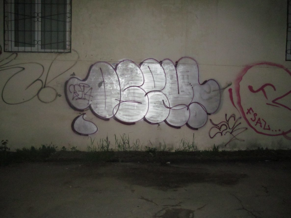 Graffiti Bombing - Photo by nearcrimekid - osem (2014)
