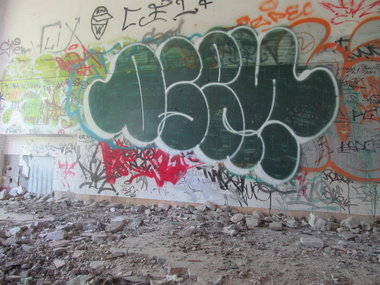 Graffiti Bombing - Photo by nearcrimekid - osem