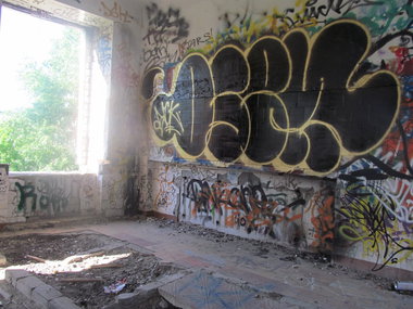 Graffiti Bombing - Photo by nearcrimekid - osem