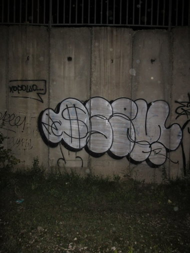Graffiti Bombing - Photo by nearcrimekid - osem