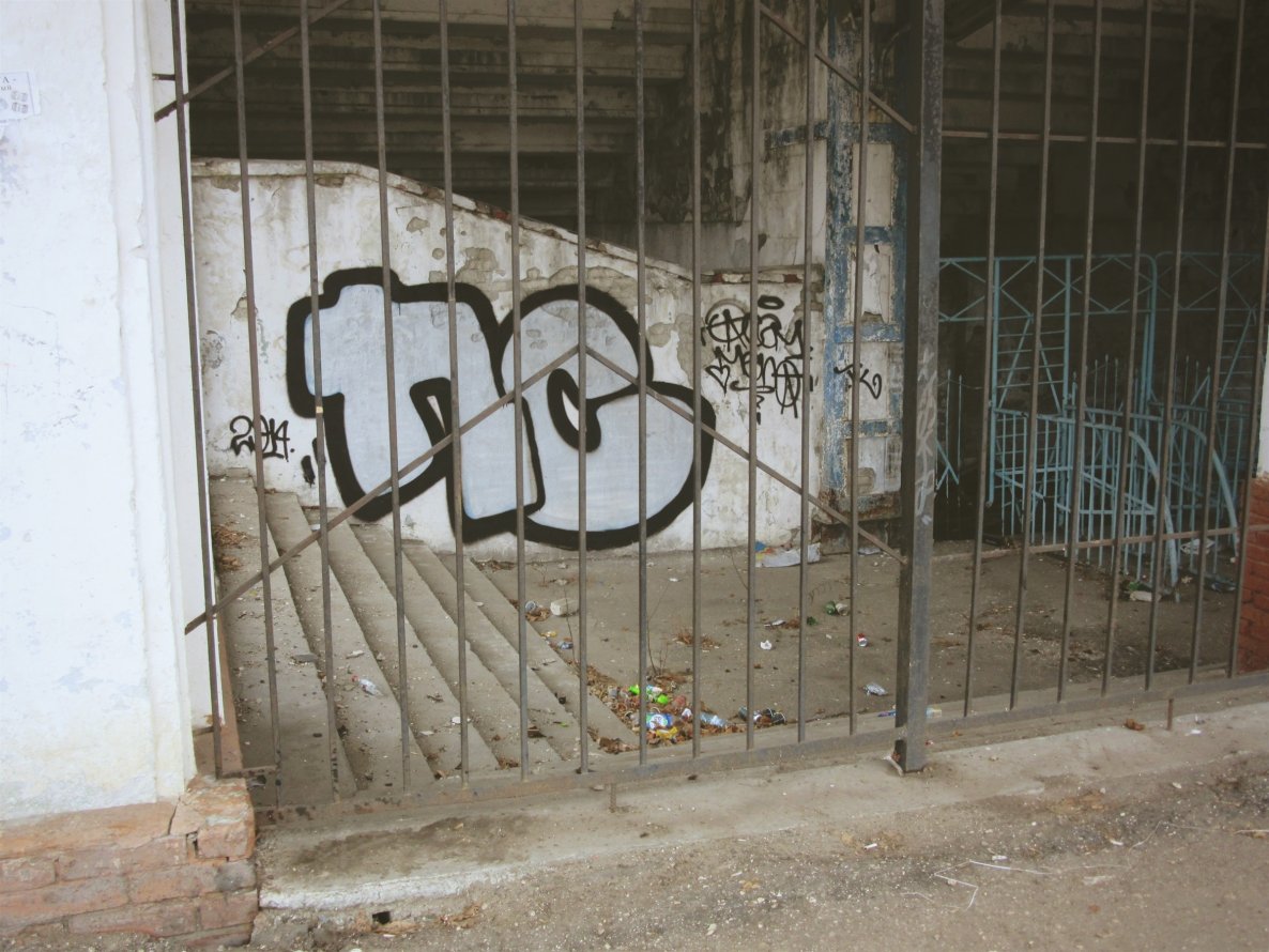 Graffiti Bombing - Photo by nearcrimekid (2014)