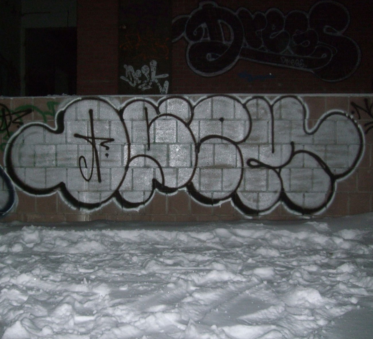Graffiti Bombing - Photo by nearcrimekid - throwup, throwie, bombing