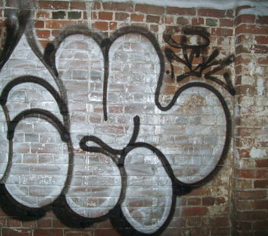 Graffiti Bombing - Photo by nearcrimekid - throwup, throwie, bombing