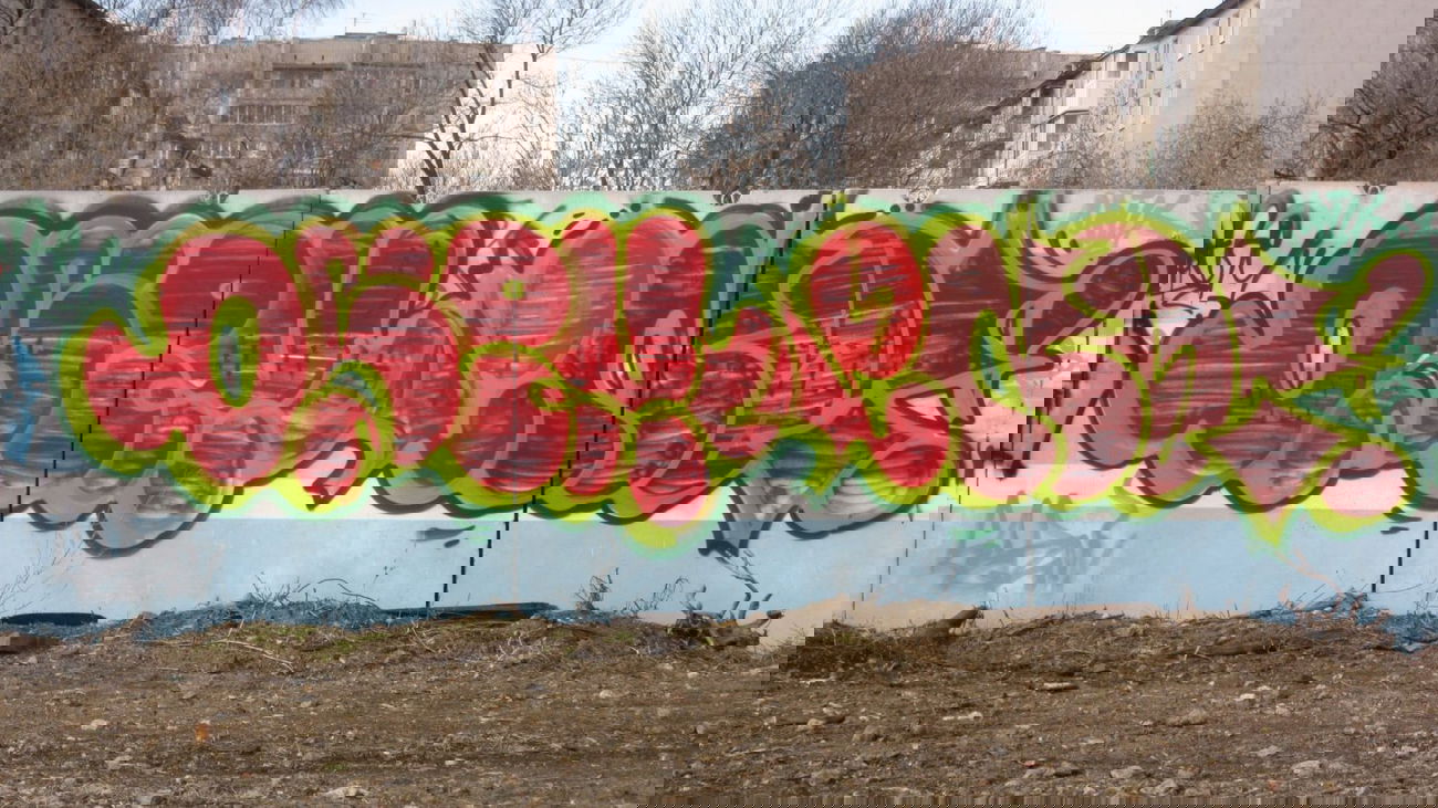 Graffiti Bombing - Photo by nearcrimekid - osem, enot