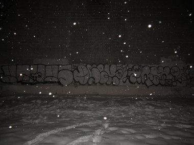 Graffiti Bombing - Photo by nearcrimekid - aquas, osem, zmok