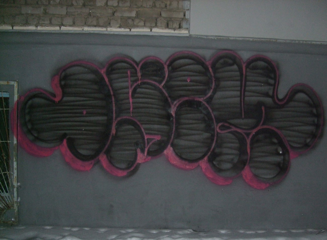 Graffiti Bombing - Photo by nearcrimekid - throwup, throwie, bombing