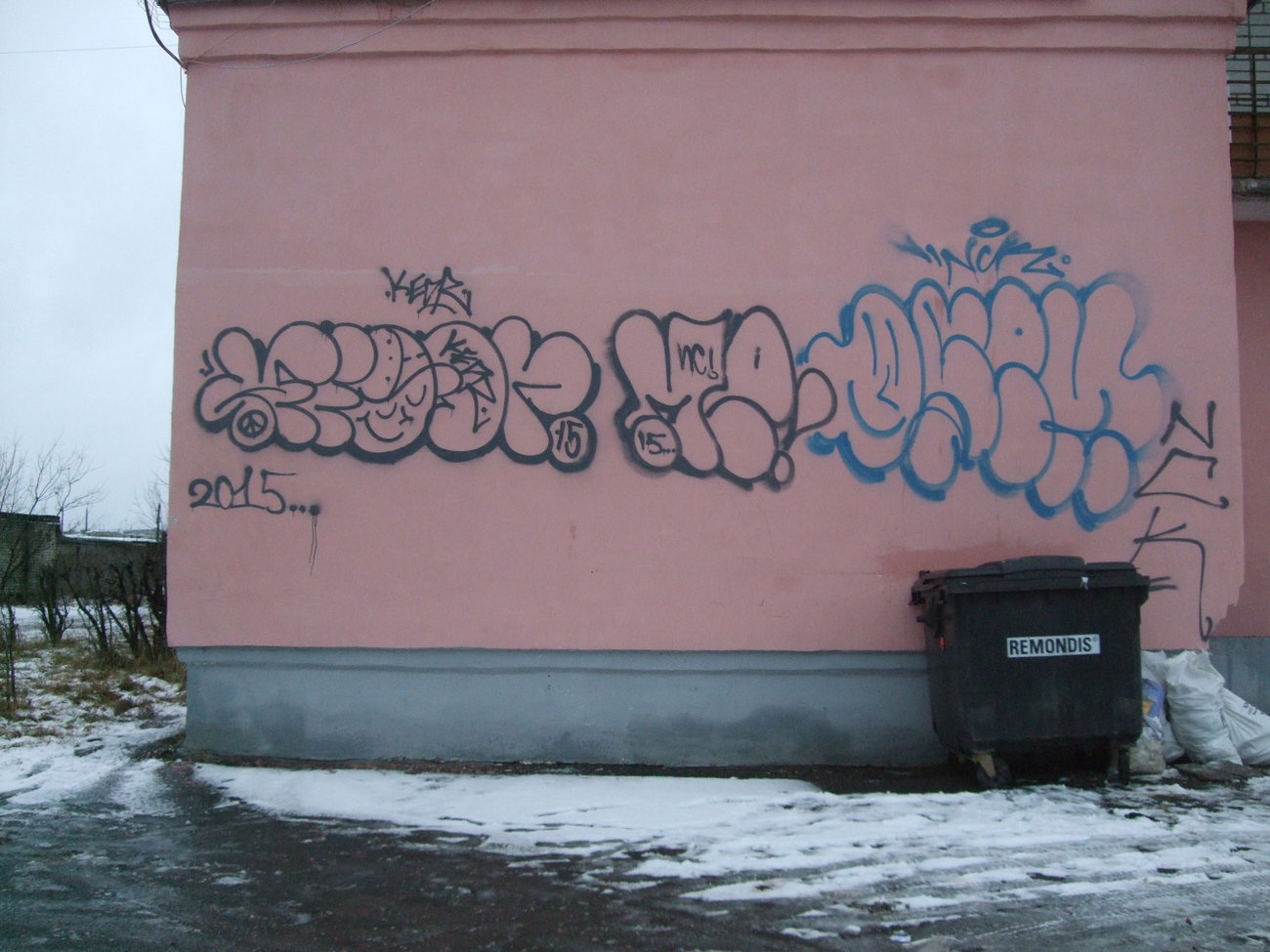 Graffiti Bombing - Photo by nearcrimekid - throwup, throwie, bombing