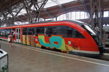 Graffiti Train - Photo by neon - LA?, IN, train (2013)