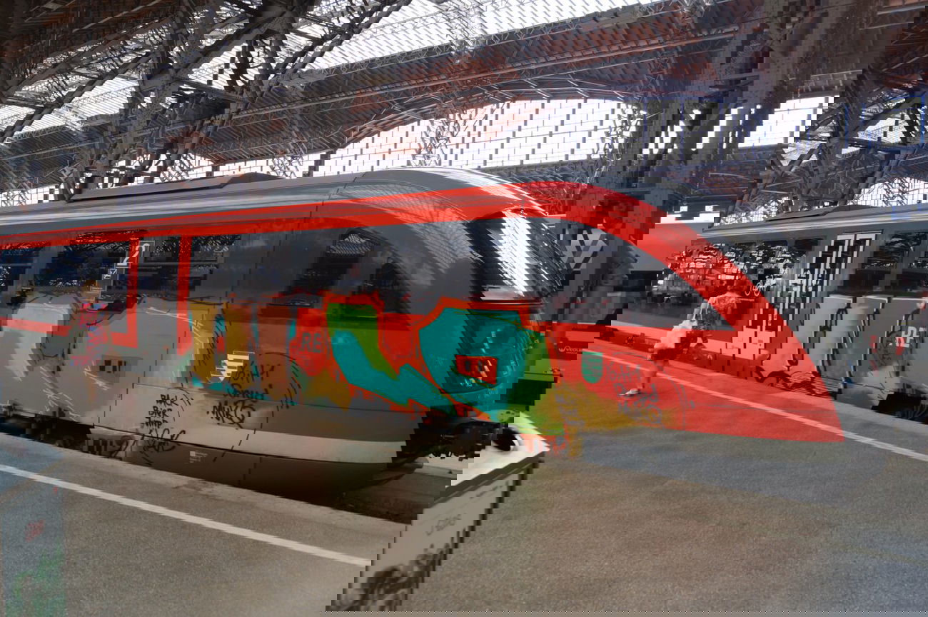 Graffiti Train - Photo by neon - LA?, IN, train (2013)