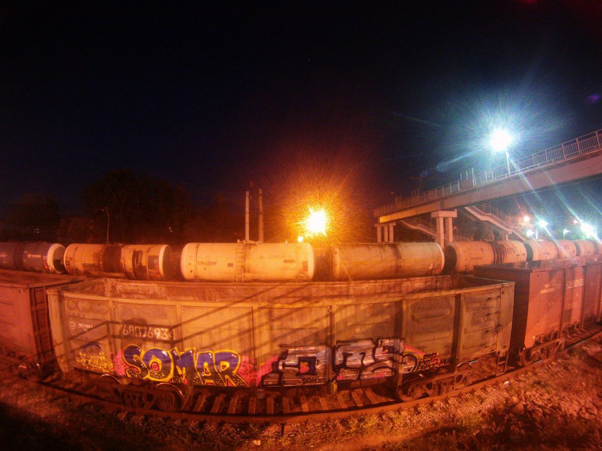 Graffiti Train - Photo by newer88