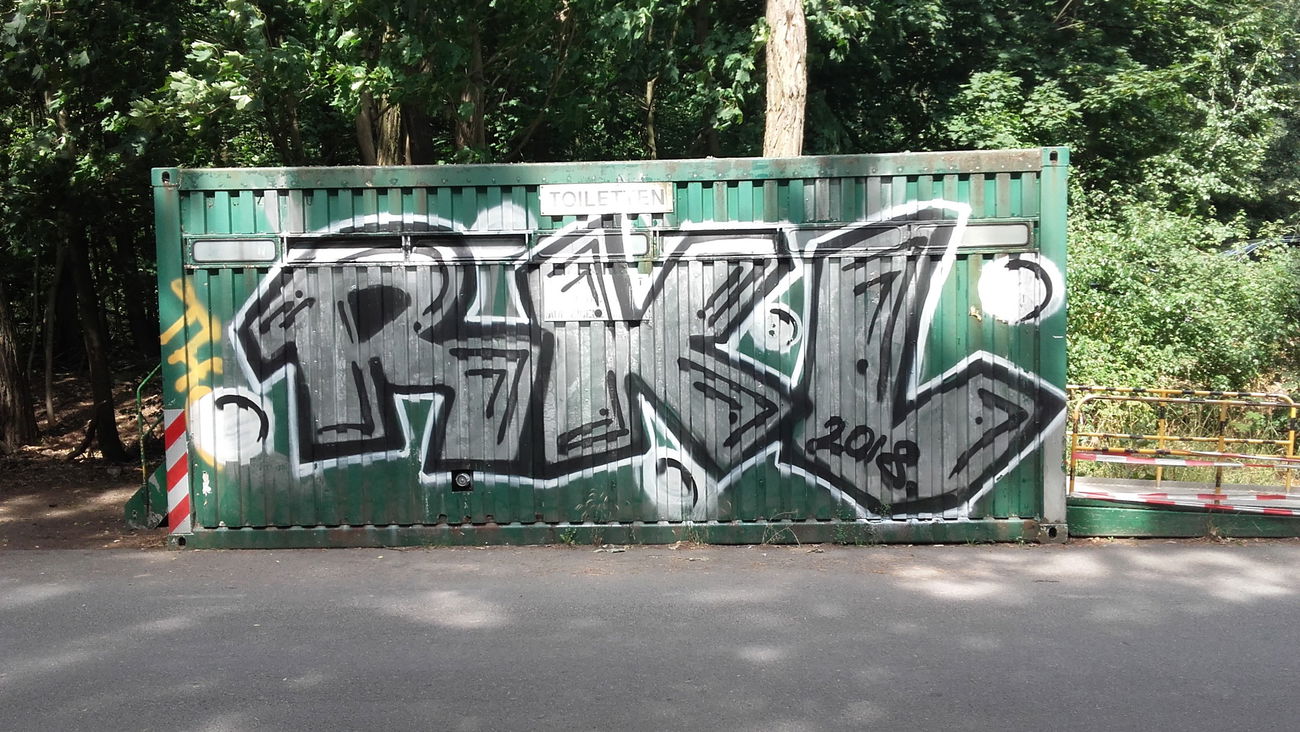 Graffiti Bombing in Berlin - Photo by nik - rkl, nik, berlin (2018)