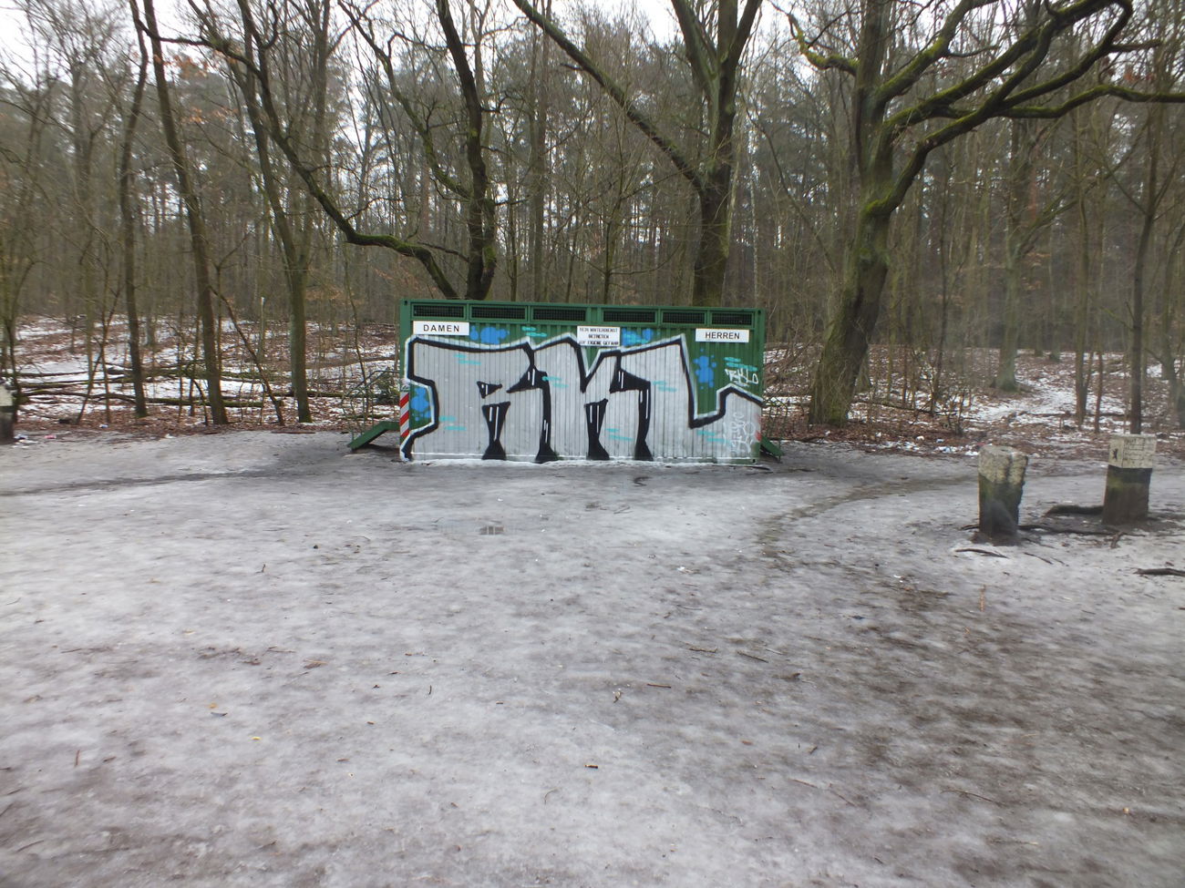 Graffiti Wall in Berlin - Photo by nik - rkl, nik, nero (2017)