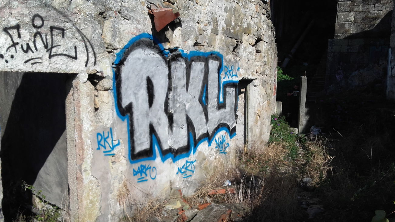 Graffiti Wall in Porto - Photo by nik - porto, 2018, rkl (2018)