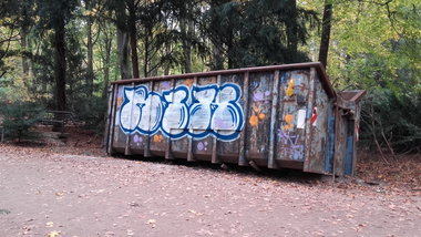 Graffiti Wall in Berlin tiergarten - Photo by nik - RKL, CREW (2017)