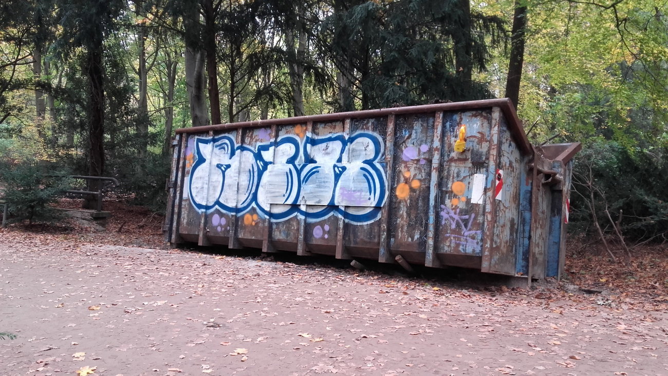 Graffiti Wall in Berlin tiergarten - Photo by nik - RKL, CREW (2017)