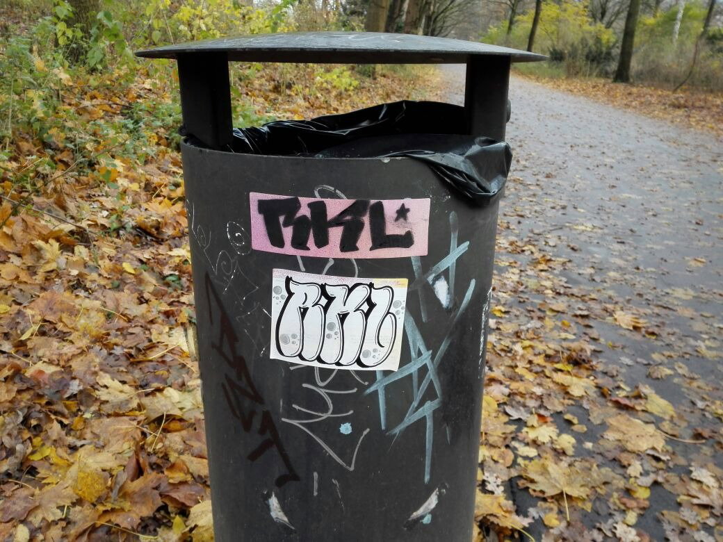 Graffiti Wall in Berlin tiergarten - Photo by nik (2017)