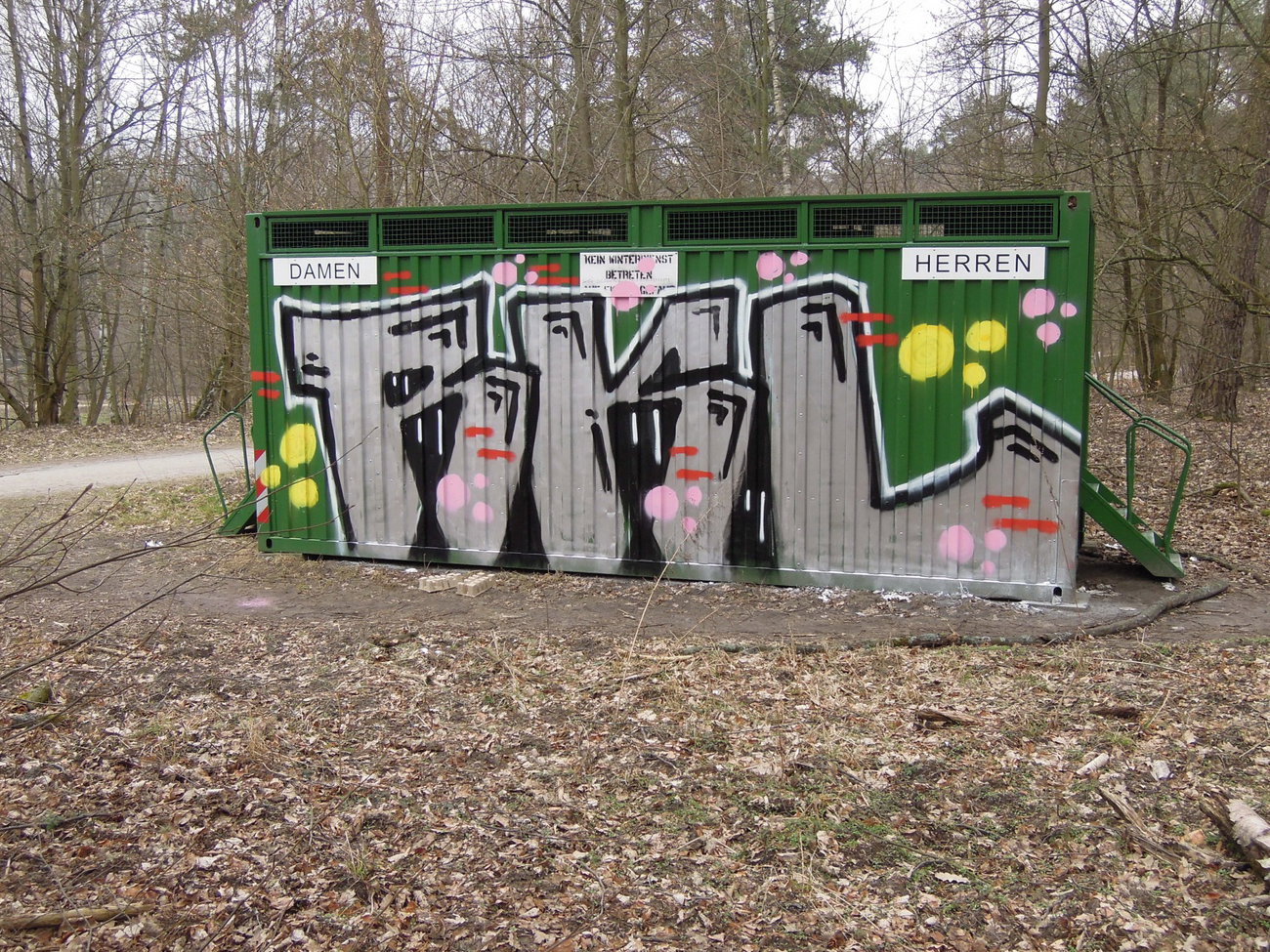 Graffiti Wall in Berlin - Photo by nik (2017)