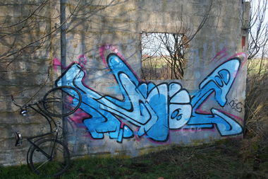 Graffiti Wall in Letschin - Photo by noc - noc, blue, bike (2013)