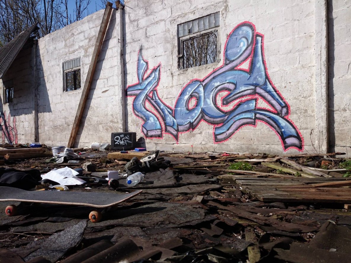 Graffiti Wall - Photo by noc - red, points, noc (2015)