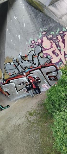 Graffiti Wall in Saarbrücken bürgerpark - Photo by nomer1 - Loch, /, overthink (2023)