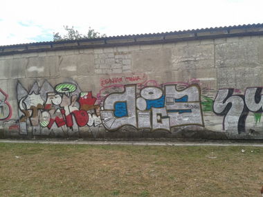 Graffiti Wall - Photo by note - die, crew, note
