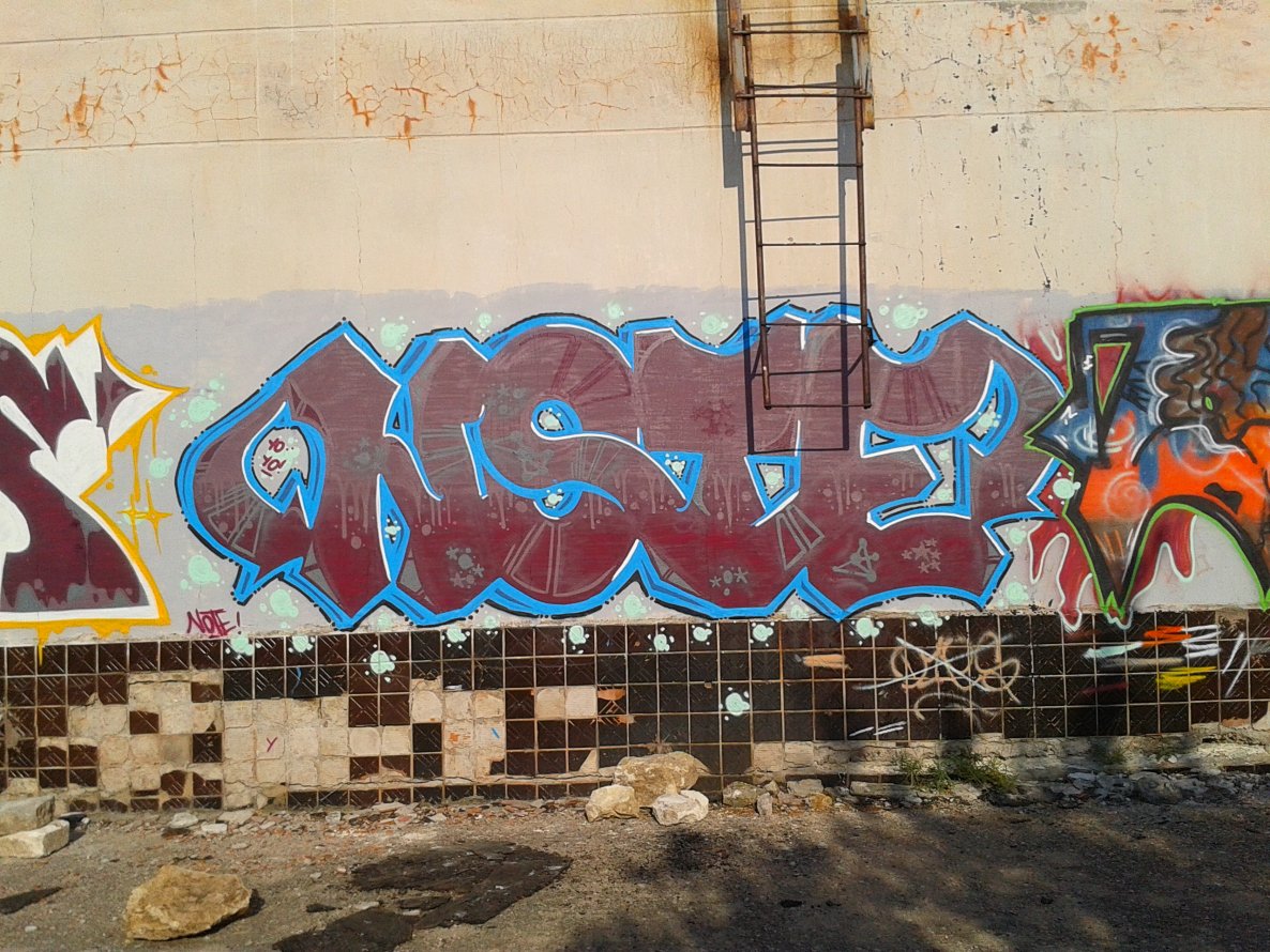 Graffiti Wall - Photo by note - note, die, crew (2013)