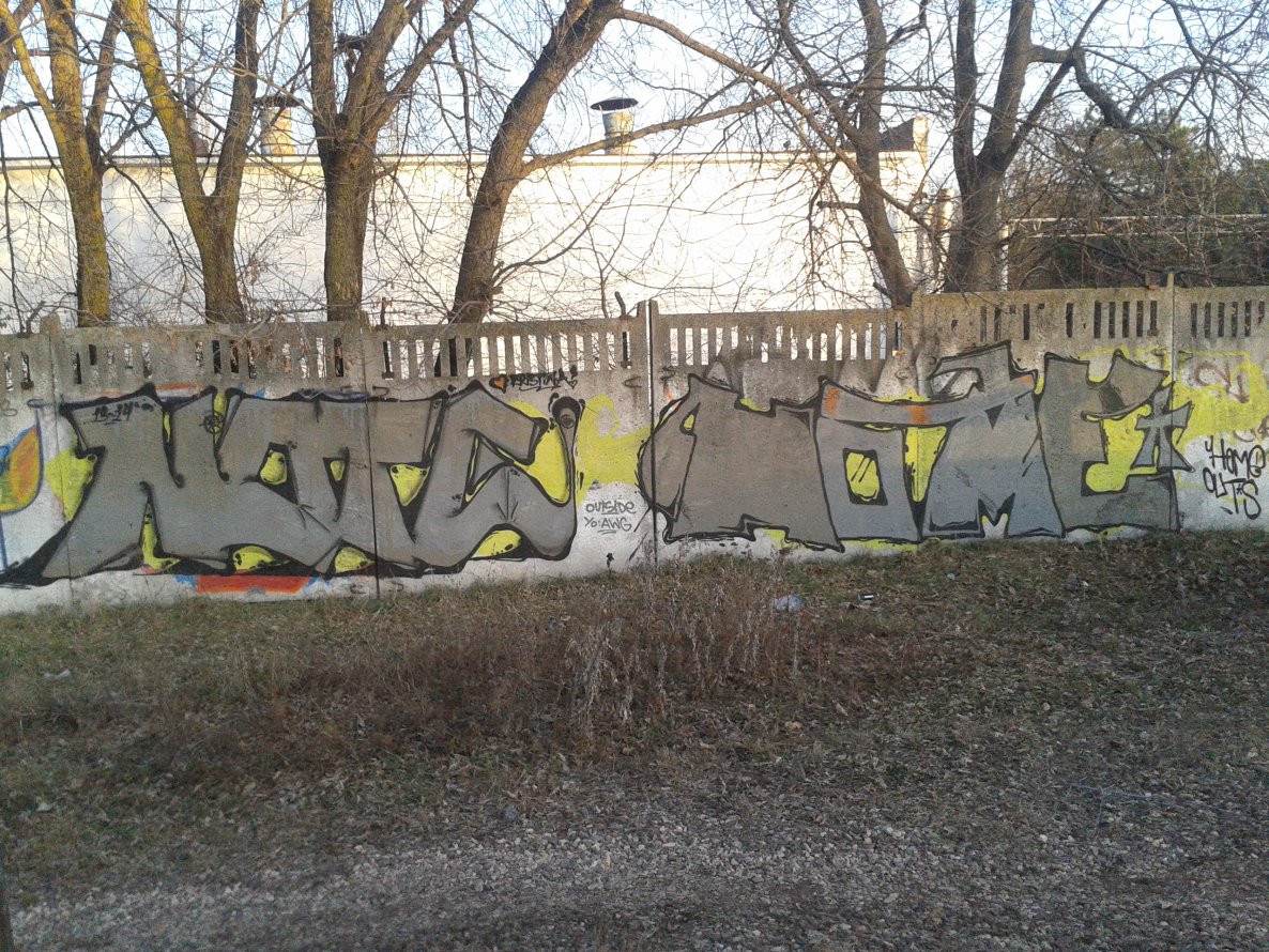 Graffiti Wall - Photo by note - note, nome, outside (2013)