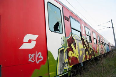Graffiti Train in Wien - Photo by okeey - Egal